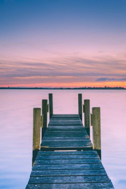 Hollanda 'daki Weerribben Wieden Ulusal Parkı' nın Belterwijde Gölü 'nde güneşli bir manzara.