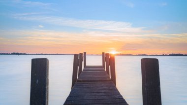 Hollanda 'daki Weerribben Wieden Ulusal Parkı' nın Belterwijde Gölü 'nde güneşli bir manzara.