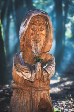 Bir ağaç gövdesine insan yüzü, portre ya da heykel oymak, elektrikli testereyle bir oduncunun yaptığı el sanatlarından biridir..
