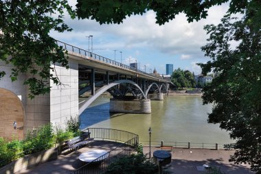 İsviçre 'nin başkenti Basel' de bir yaz gününde turkuaz Ren nehri üzerinde manzara