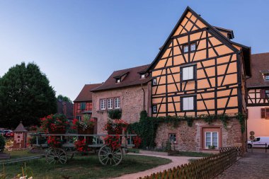 Fransa 'da güzel bir akşam sokağı Turckheim