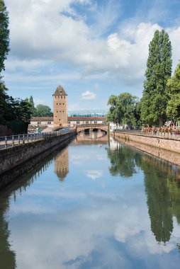 Strasbourg Fransa 'daki Ile nehri üzerindeki güzel köprü.
