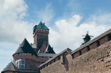 Haute-Koenigsburg Şatosu Alsace Fransa manzarası