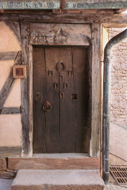 Tuğla duvardaki eski ahşap kapı