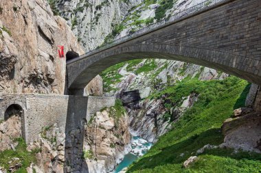 St. Gotthard pass İsviçre Alpleri üzerinde şeytanın Köprüsü