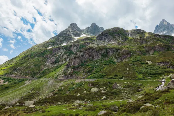 İsviçre Alplerinde Sustenpass 'ın güzel dağ manzarası