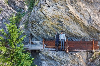 Bisse du Torrent Neuf asma köprüleri İsviçre Alplerinde