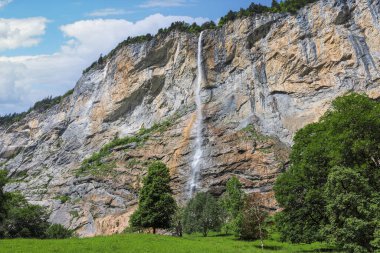 İsviçre Alplerindeki güzel Lauterbrunnen Vadisi