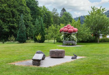 Yeşil çimlerin üzerinde bank olan park