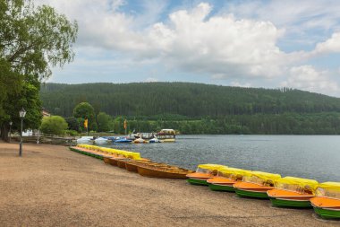 Titisee Gölü kıyısında ahşap kayıklar.