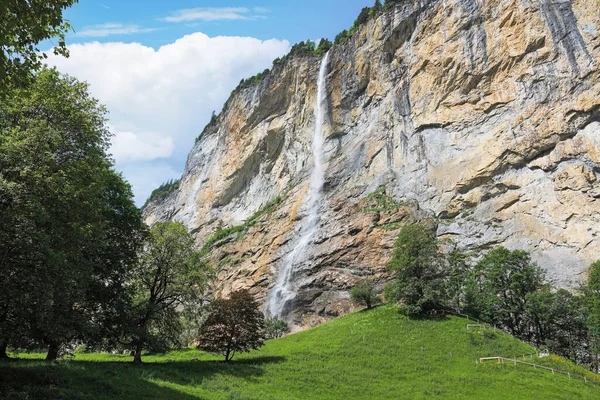 İsviçre Alplerindeki güzel Lauterbrunnen Vadisi