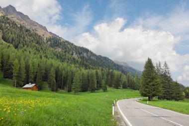 Dolomitler İtalya 'sında bir yolu olan güzel bir manzara.