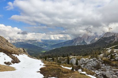 İtalya 'nın Dolomites bölgesindeki Passo di Giau' da güzel bir manzara.