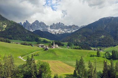 İtalya 'nın Dolomitlerin arka planına karşı St. Maddalena köyünün manzarası