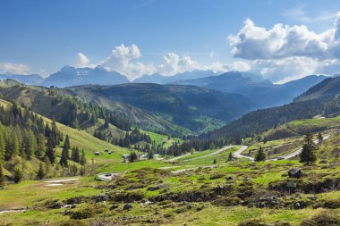 Dolomite Alplerinde güzel bir yol