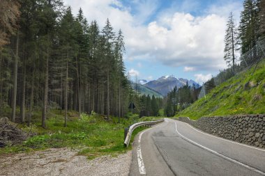 Dolomitler İtalya 'sında bir yolu olan güzel bir manzara.