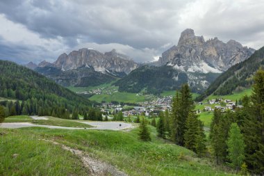 Dolomitler İtalya 'sında bir yolu olan güzel bir manzara.