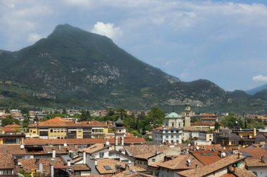 İtalya 'nın Riva del Garda kentinin çatılarının üst manzarası