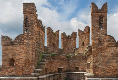 İtalya Verona 'daki güzel, ortaçağ kale köprüsü