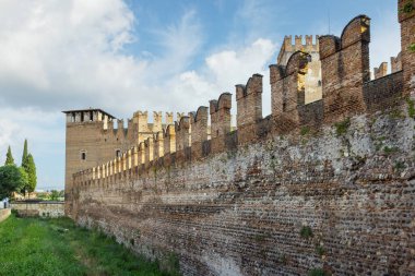 İtalya 'daki Garda Gölü' nde Sirmione Kalesi