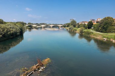 İtalya Pavia 'daki Ticino nehrinin güzel manzarası