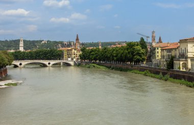 İtalya, Verona 'daki Adige nehrinin manzarası