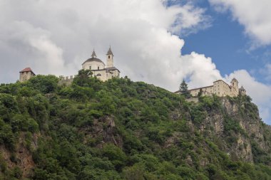 İtalya 'nın Chiusa kentindeki manastır (Klausen)