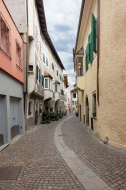 İtalya 'nın Chiusa (Klausen) şehrinde güzel bir cadde