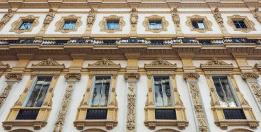 Milano 'daki Galleria Vittorio Emanuele cephesi