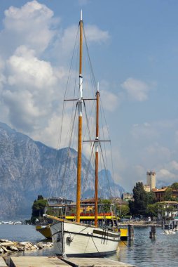 İtalya 'daki Garda Gölü kıyılarında tekneler ve gezinti yerleri