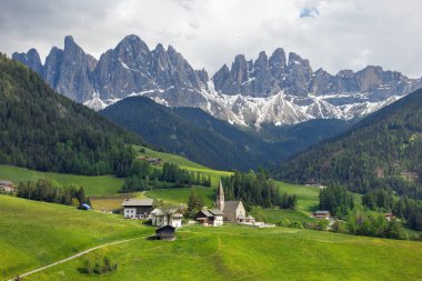 İtalya 'nın Dolomitlerin arka planına karşı St. Maddalena köyünün manzarası