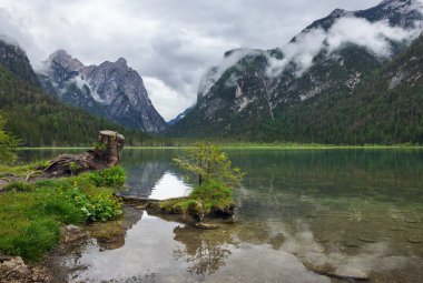 Güzel Lago di Dobbiaco İtalyan Alplerinde