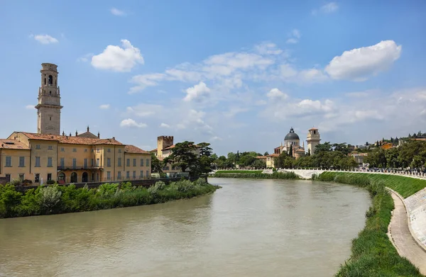 İtalya, Verona 'daki Adige nehrinin manzarası