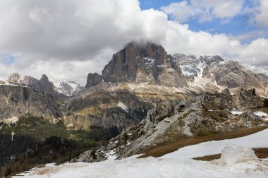 Dolomitlerin güzel manzarası, Beş Kule (Cinque Torri) İtalya
