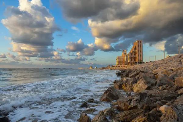 Hayfa İsrail 'de gün batımında dramatik bulutlarla deniz kıyısı