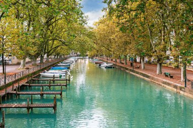 Annecy Gölü 'nün panoramik manzarası ve set ile park yeri. Haute Savoie Annecy France