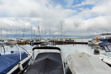 Fransa 'nın Yvoire kentinde Cenevre Gölü' nde tekneli iskele