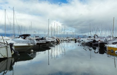 Fransa 'nın Yvoire kentinde Cenevre Gölü' nde tekneli iskele