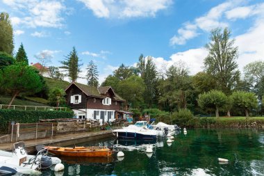Fransa 'nın Yvoire kentinde Cenevre Gölü' nde tekneli iskele