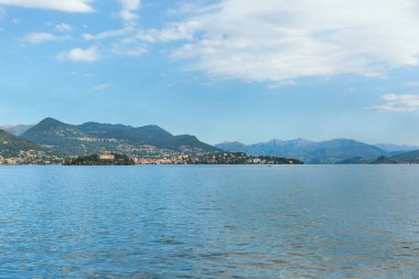 Maggiore Gölü 'ndeki güzel anne adasının manzarası.