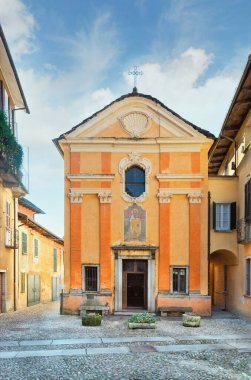 İtalya 'da Orta San Giulio şehrinin güzel sokakları