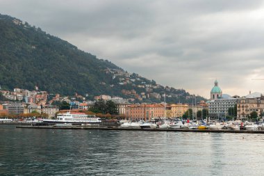  Como Gölü 'nün üzerinde aynı isimde güzel bir şehir.