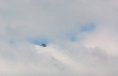 Bulutlardaki turistik su uçağı