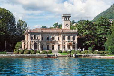 İtalya Gölü üzerindeki güzel şehir manzarası.