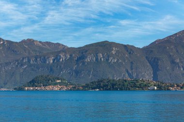 İtalya Gölü üzerindeki güzel şehir manzarası.