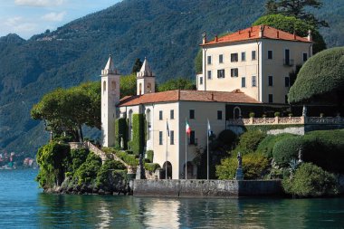 İtalya Gölü üzerindeki güzel şehir manzarası.