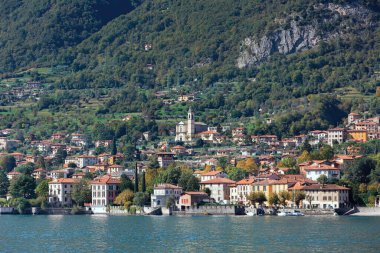 İtalya Gölü üzerindeki güzel şehir manzarası.