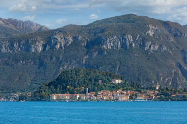 İtalya Gölü üzerindeki güzel şehir manzarası.