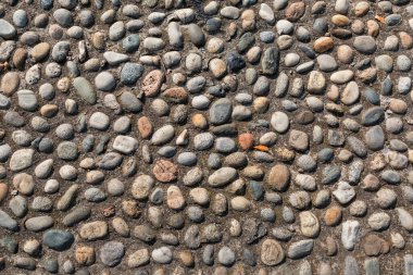 Yuvarlak, pürüzsüz taşlardan oluşan güzel bir duvar