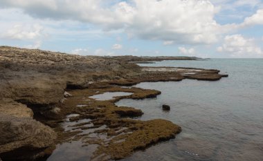 İsrail 'deki bulutların arka planında güzel Akdeniz kıyıları
